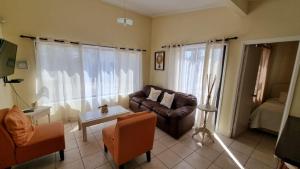 sala de estar con sofá y mesa en Cabañas Pinamar, en La Serena