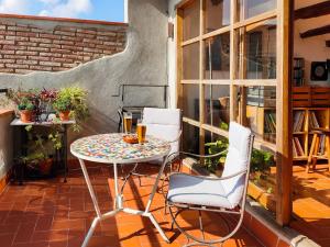 eine Terrasse mit einem Tisch und Stühlen auf dem Balkon in der Unterkunft Les Voltes in Barbará