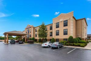 un gran edificio con coches estacionados en un estacionamiento en Comfort Suites Monroe, en Monroe