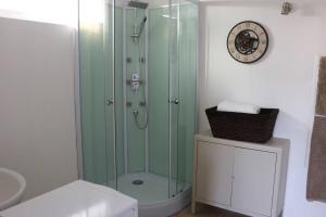a bathroom with a shower with a glass shower stall at Maison Spacieuse à Boulieu in Courtenay +9 photos