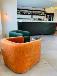 a lobby with two chairs and a bar at Hotel VIU57 in Mellieħa