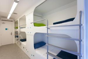 מיטה או מיטות קומותיים בחדר ב-Dream Cube Hostel