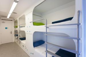 Poschodová posteľ alebo postele v izbe v ubytovaní Dream Cube Hostel