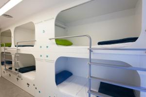 Poschodová posteľ alebo postele v izbe v ubytovaní Dream Cube Hostel