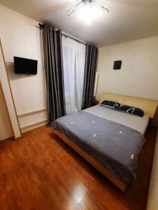 オレンブルクにあるApartments on Samoletnaya stのベッドルーム1室(ベッド1台、大きな窓付)