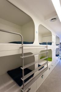 Poschodová posteľ alebo postele v izbe v ubytovaní Dream Cube Hostel