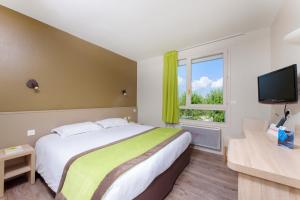 Postel nebo postele na pokoji v ubytování Hotel Le Chatard + 37 fotografií