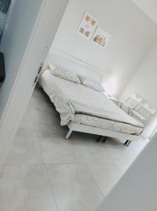 um quarto com uma cama num quarto branco em Palermo Relax em Palermo