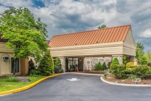 un gran edificio con techo naranja en FairBridge Inn & Suites Poconos, en Stroudsburg