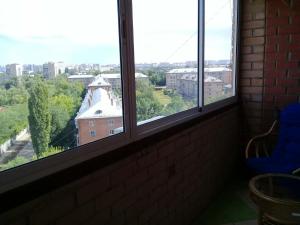 オレンブルクにあるApartments on Samoletnaya stの建物の景色を望む窓3つ付きの部屋