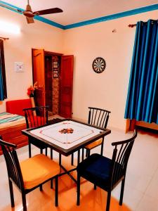 Swarg 5Bhk Villa Alibaug في آليباغ: غرفة طعام مع طاولة وأربعة كراسي