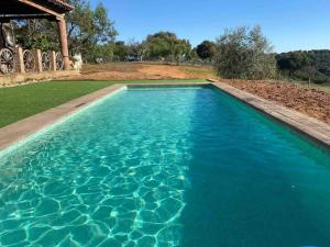 uma grande piscina de água azul num quintal em Casa rural en una finca de 300 ha reg 49426 em Manganeses de la Polvorosa