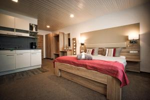 Pension Carlbauer في كيلهايم: غرفة نوم بسرير كبير مع بطانية حمراء