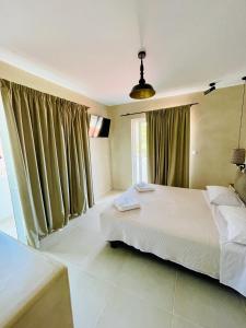 Postel nebo postele na pokoji v ubytování Atma Beach Rooms & Suites