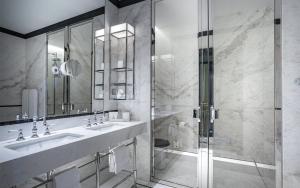 a bathroom with two sinks and a mirror at Maison Albar Hotels Le Monumental Palace in Porto