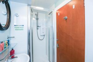 Bilik mandi di Edinburgh Cozy City Apartment +22 gambar