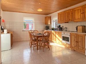 Kuchyň nebo kuchyňský kout v ubytování Cottage 396 - Roundstone + 21 fotografií