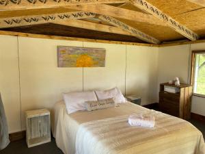 a bedroom with a large bed in a room at Uy - Cabaña de ESTILO, entorno Natural ùnico in Mercedes