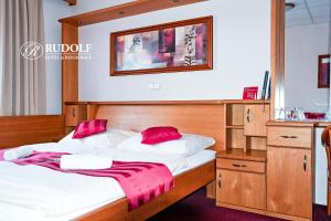 Postel nebo postele na pokoji v ubytování Hotel Rudolf