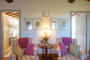sala de estar con 2 sillas y mesa en Casa Bellavista B&B, en Cortona