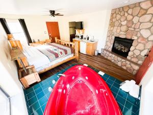 - Baño con bañera roja frente a un dormitorio en Creekside Lodge and Cabins, en Mayer
