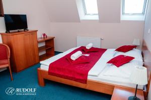 Postel nebo postele na pokoji v ubytování Hotel Rudolf