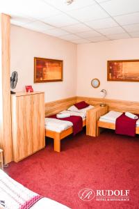 Posteľ alebo postele v izbe v ubytovaní Hotel Rudolf