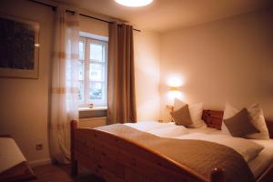 Un dormitorio con una cama grande y una ventana en Landhaus Halferschenke en Dieblich