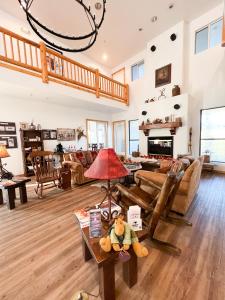 una sala de estar llena de muebles y un animal de peluche en una mesa en Creekside Lodge and Cabins, en Mayer