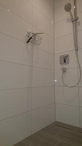 uma casa de banho com chuveiro e cabeça de chuveiro em Ferienwohnung Astis em Blaichach
