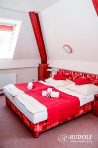 Posteľ alebo postele v izbe v ubytovaní Hotel Rudolf
