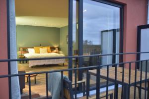 einen Balkon mit Blick auf ein Schlafzimmer in der Unterkunft Hallerbos B&B in Bluebell Forest in Halle