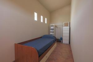 a small bedroom with a bed and a closet at Appartamento La Terrazza in Portoferraio