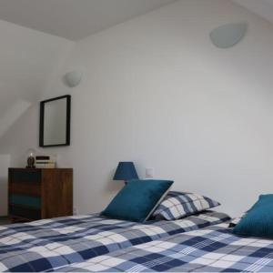 1 dormitorio con 2 camas con almohadas azules y vestidor en Maison Lumineuse à Boulieu, en Courtenay