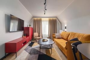 salon z kanapą i stołem w obiekcie Valve Old Town w Gdańsku