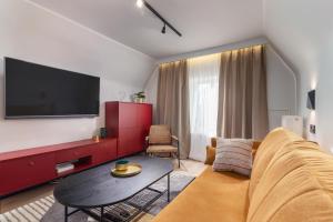 salon z kanapą i telewizorem z płaskim ekranem w obiekcie Valve Old Town w Gdańsku +9 zdjęć