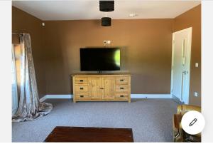 Gallery image of 2 bedroom Orchard View Cottage Pet Friendly Free onsite parking and WiFi near pilgrim hospital, Boston in Boston