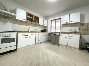 cocina grande con armarios blancos y electrodomésticos blancos en SAD181 - Zentrale Monteurwohnung, en Schwandorf