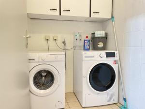 un lavadero con lavadora y lavadora en SAD181 - Zentrale Monteurwohnung, en Schwandorf