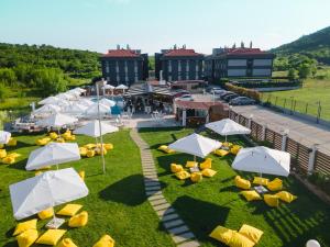 widok z powietrza na ośrodek z parasolami i krzesłami w obiekcie Ucar Royal Hotel ve Konferans Salonu w mieście Şile