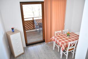 Balkón nebo terasa v ubytování Föveny Apartmanok