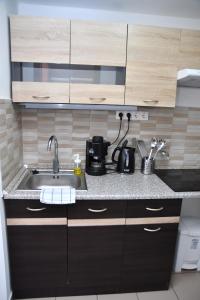 Kuchyň nebo kuchyňský kout v ubytování Föveny Apartmanok
