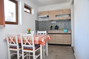 Kuchyň nebo kuchyňský kout v ubytování Föveny Apartmanok