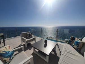 salon z widokiem na ocean w obiekcie Bayview Hills - Balcón del Mediterráneo w mieście Torrox