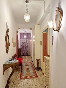 a hallway with a living room with a table at Ca Savelli in Venice