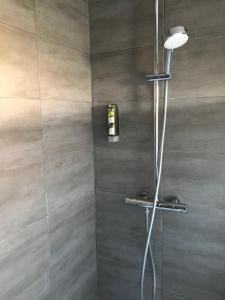 een badkamer met een douche en een glazen deur bij Logis - Hostellerie Le Chatel Nangis in Nangis