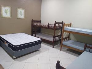 Cette chambre comprend 3 lits superposés. dans l'établissement Canto Sul Suítes, à Ubatuba