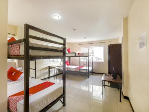 Ein Etagenbett oder Etagenbetten in einem Zimmer der Unterkunft OYO 850 Clr Mn Inn