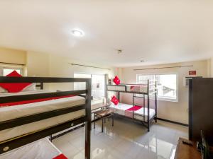 Ein Etagenbett oder Etagenbetten in einem Zimmer der Unterkunft OYO 850 Clr Mn Inn