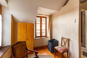 um quarto com duas cadeiras e uma janela em La Bourguignonne 